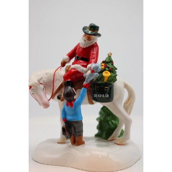 Dept 56 Snow Village - Santa Comes to Town 2013 - Picture 2 of 5